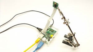 Die Raspberry Pi Kamera mit einer "dritten Hand" als Stativ